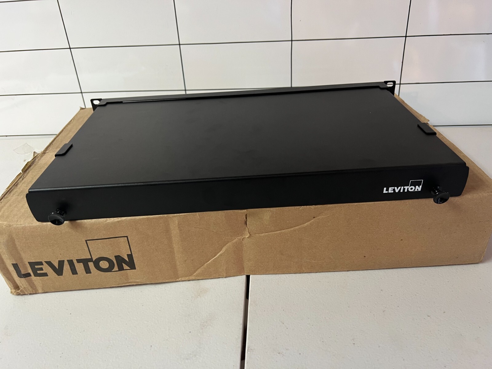 Fiber Enclosure Leviton 5R1UL-F03 1-Unit 500I Empty 3slots .36 fibers