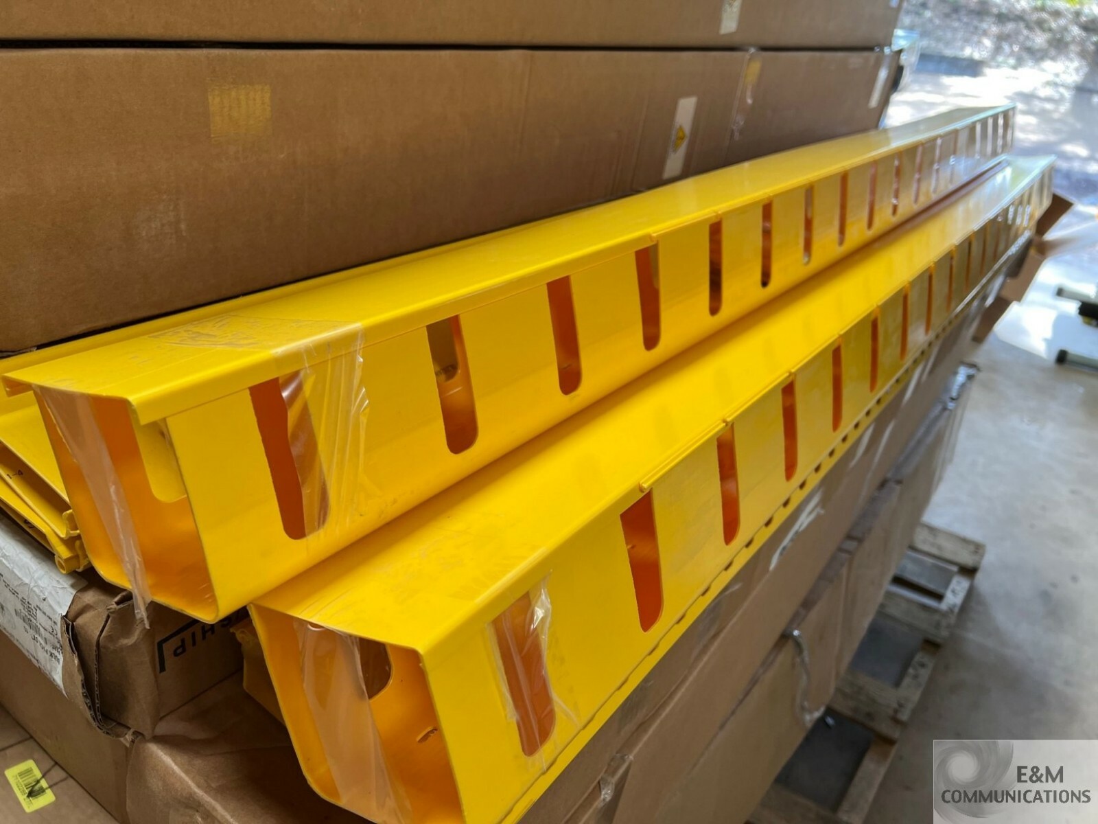 NEW FGS-KTW2-D ADC TE COMMSCOPE 4×4 VERTICAL 3″ SLOTTED DUCT KIT 6 FT YELLOW