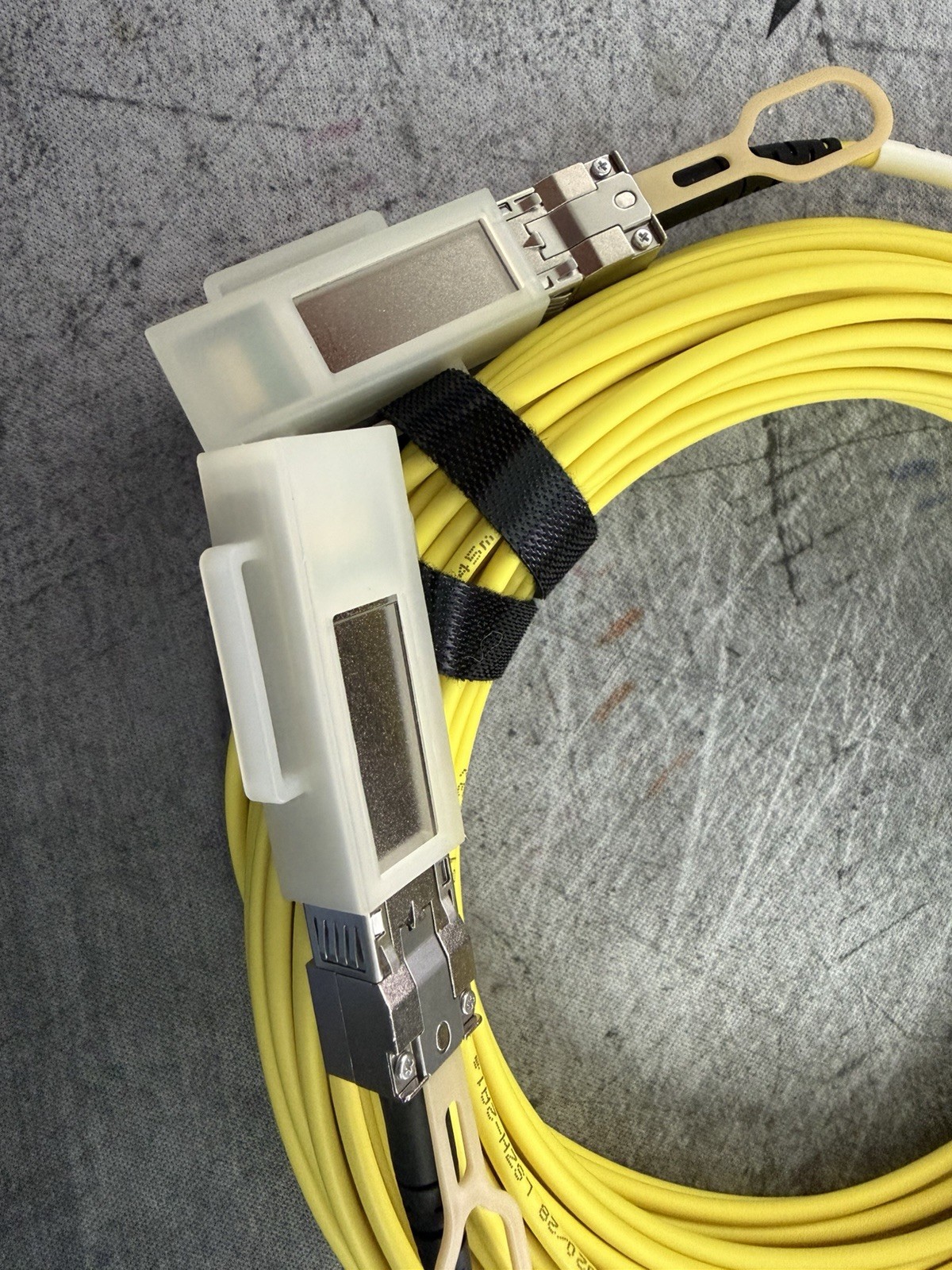 25G SFP28 AOC 20m 850nm MMF Active Optical Fiber Cable Yellow with Transceiver