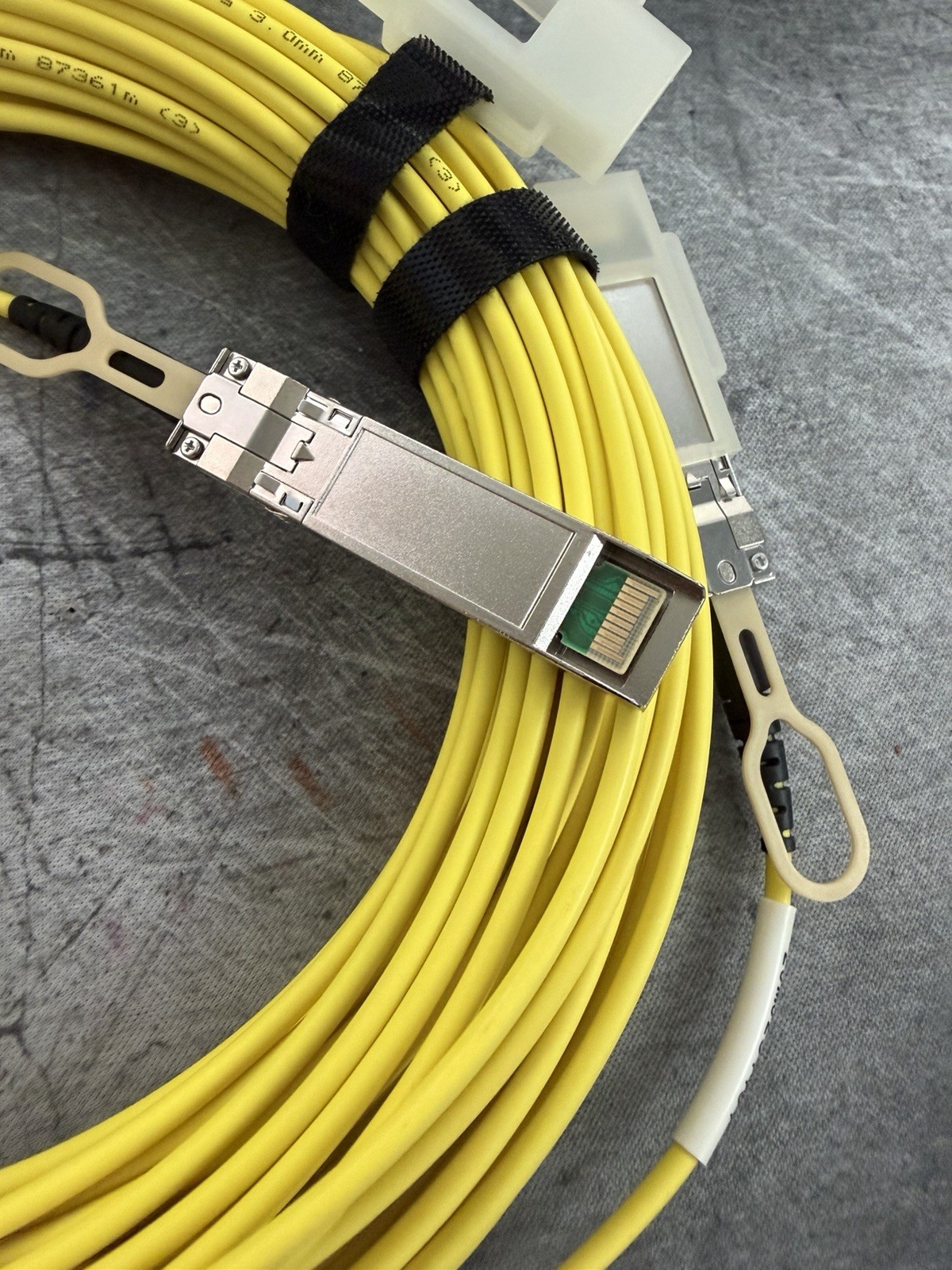 25G SFP28 AOC 20m 850nm MMF Active Optical Fiber Cable Yellow with Transceiver