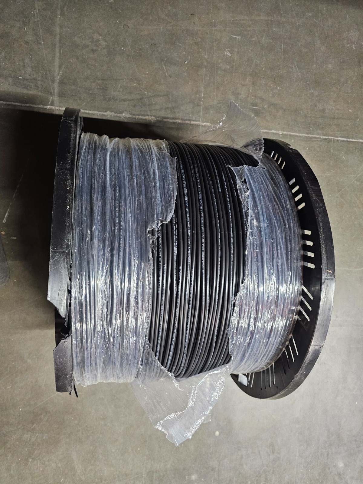 Corning SMF-28 Indoor/Outdoor Glass 12 Fiber Optic Cable Plenum – 1000 ft, Black