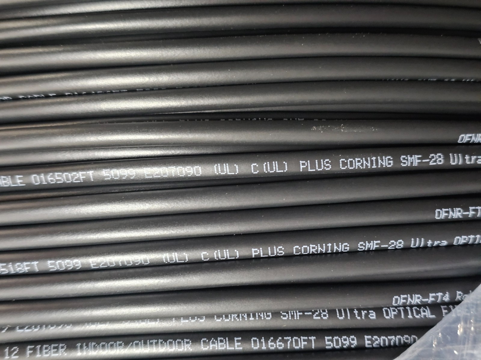 Corning SMF-28 Indoor/Outdoor Glass 12 Fiber Optic Cable Plenum – 1000 ft, Black