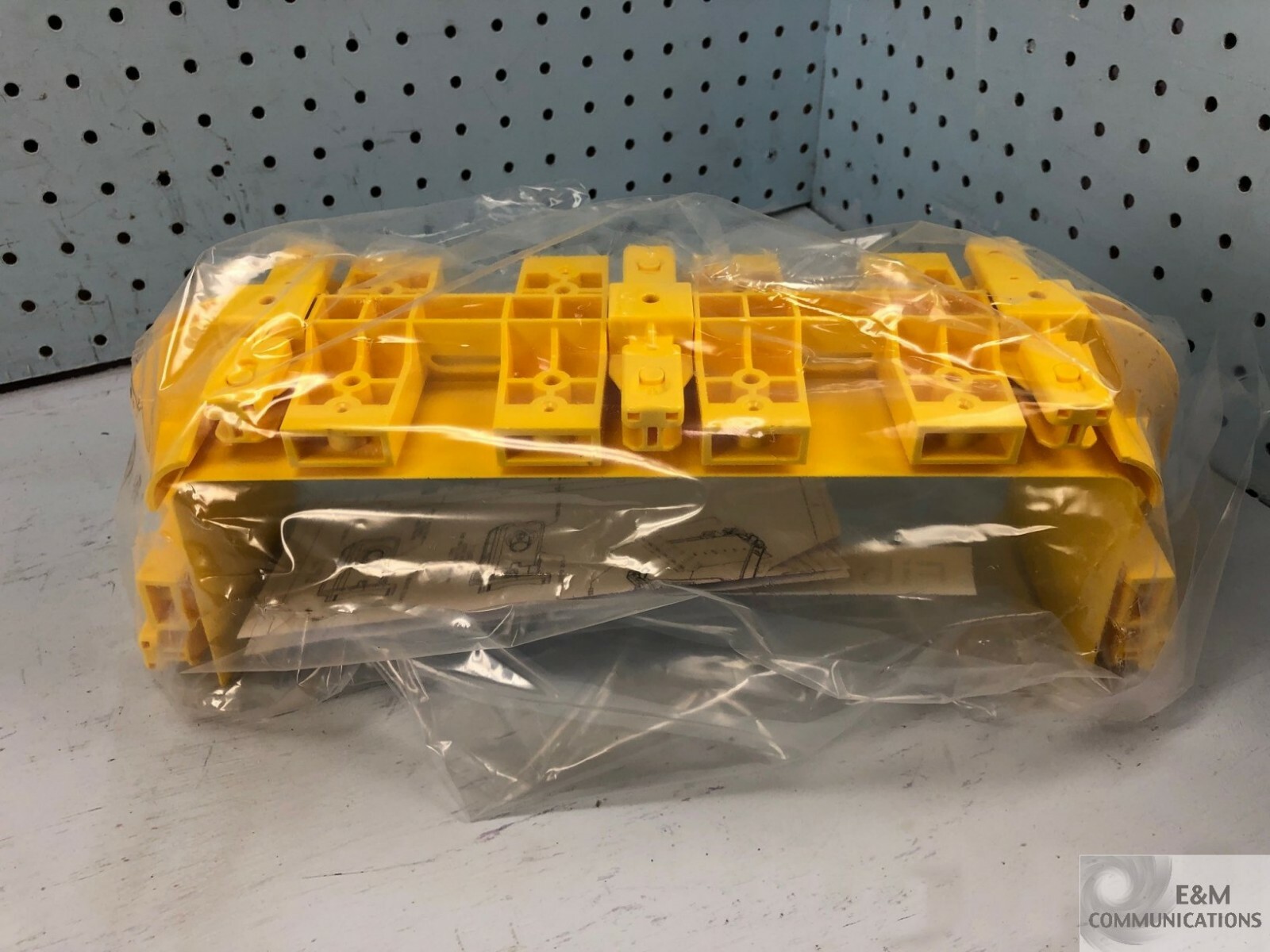NEW FGS-MFAW-F ADC COMMSCOPE FIBERGUIDE 4″ H X 12″ W SNAP-FIT JUNCTION YELLOW