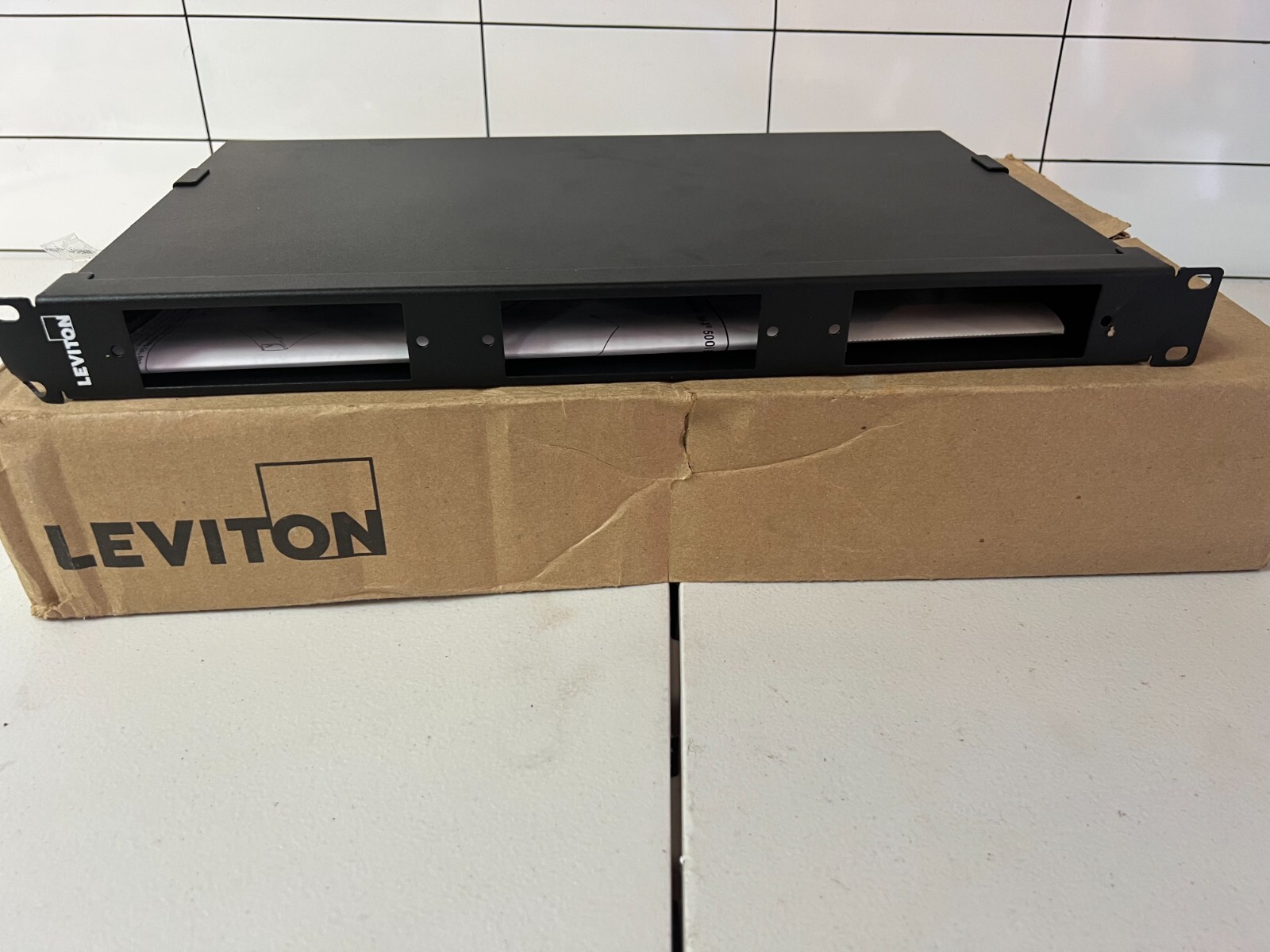 Fiber Enclosure Leviton 5R1UL-F03 1-Unit 500I Empty 3slots .36 fibers