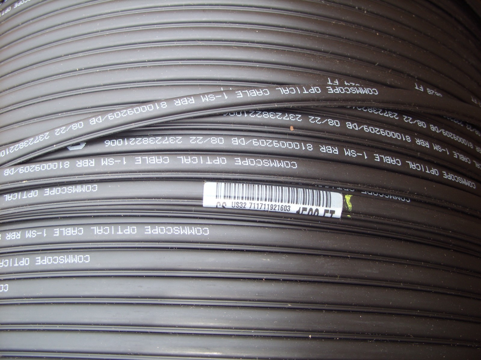 COMMSCOPE SINGLE STRAND LOCATABLE FIBER OPTIC DROP CABLE 1500ft SC CONNECTOR