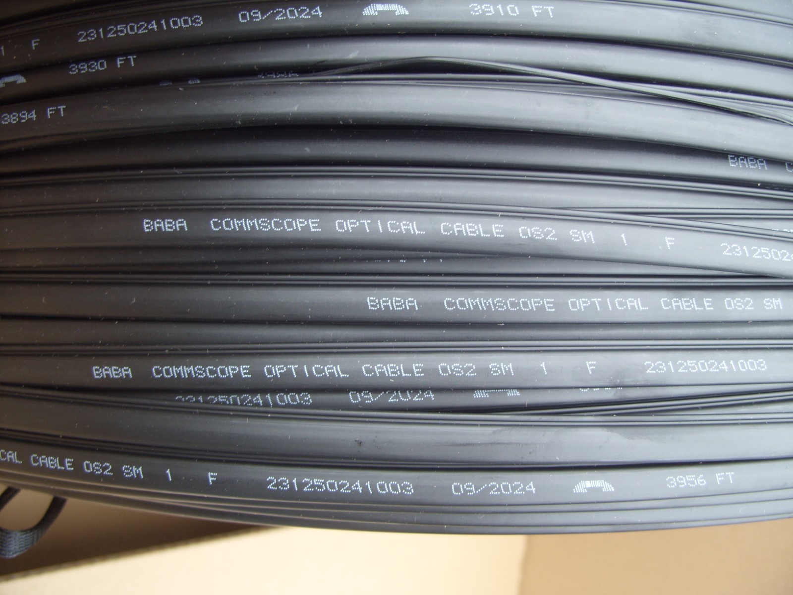 COMMSCOPE SINGLE STRAND LOCATABLE FIBER OPTIC DROP CABLE 900ft SC CONNECTORS