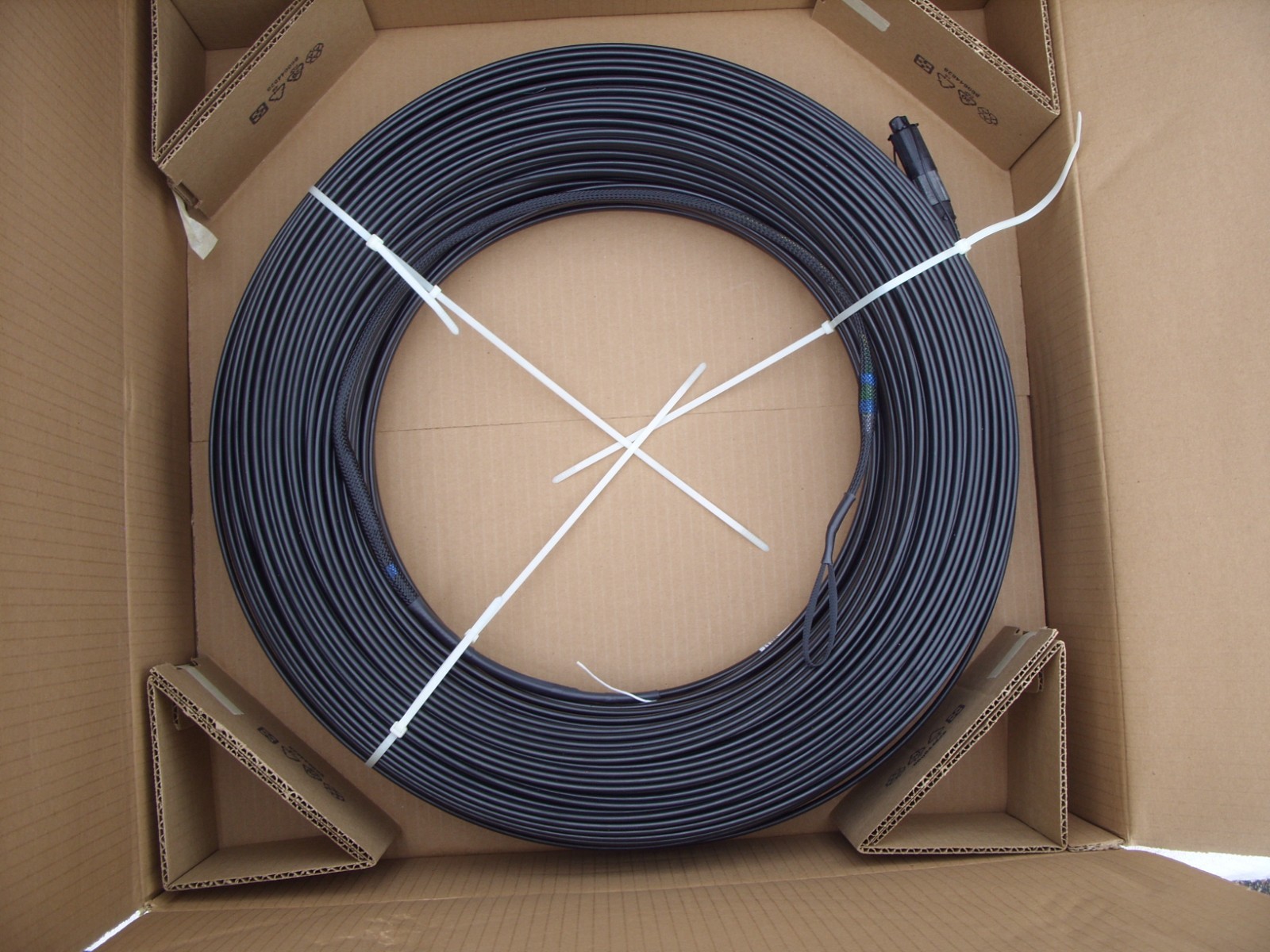 COMMSCOPE SINGLE STRAND LOCATABLE FIBER OPTIC DROP CABLE 900ft SC CONNECTORS
