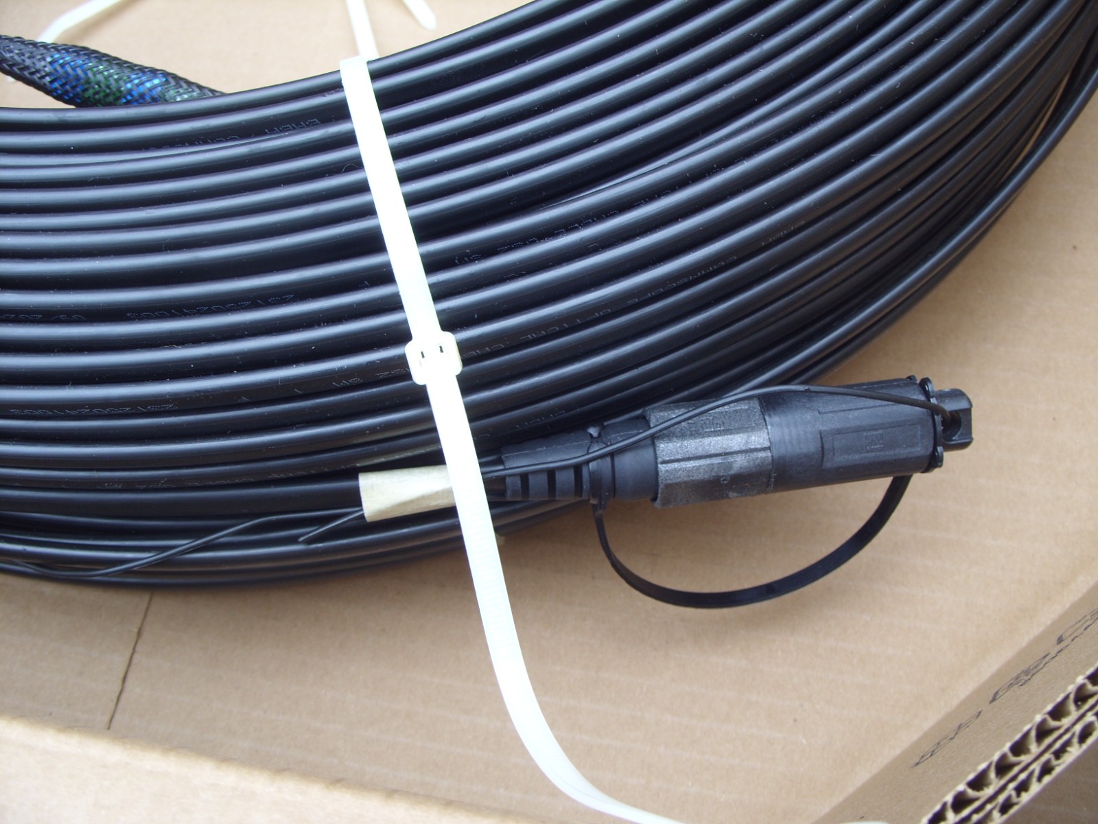 COMMSCOPE SINGLE STRAND LOCATABLE FIBER OPTIC DROP CABLE 900ft SC CONNECTORS