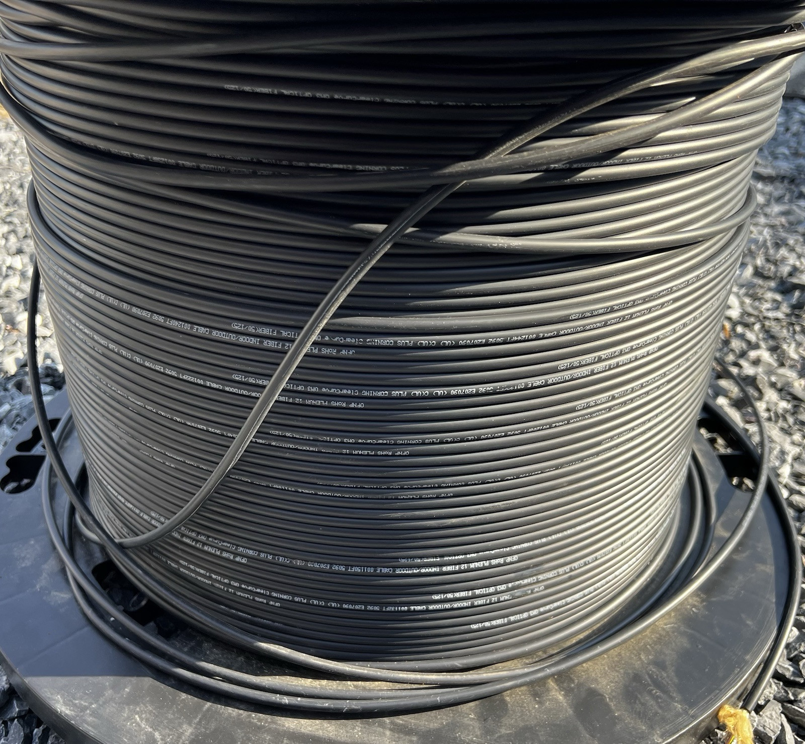 Corning 12 Fiber 50/125 Multimode OM3 Indoor/Outdoor Optic Cable Black 838 Feet