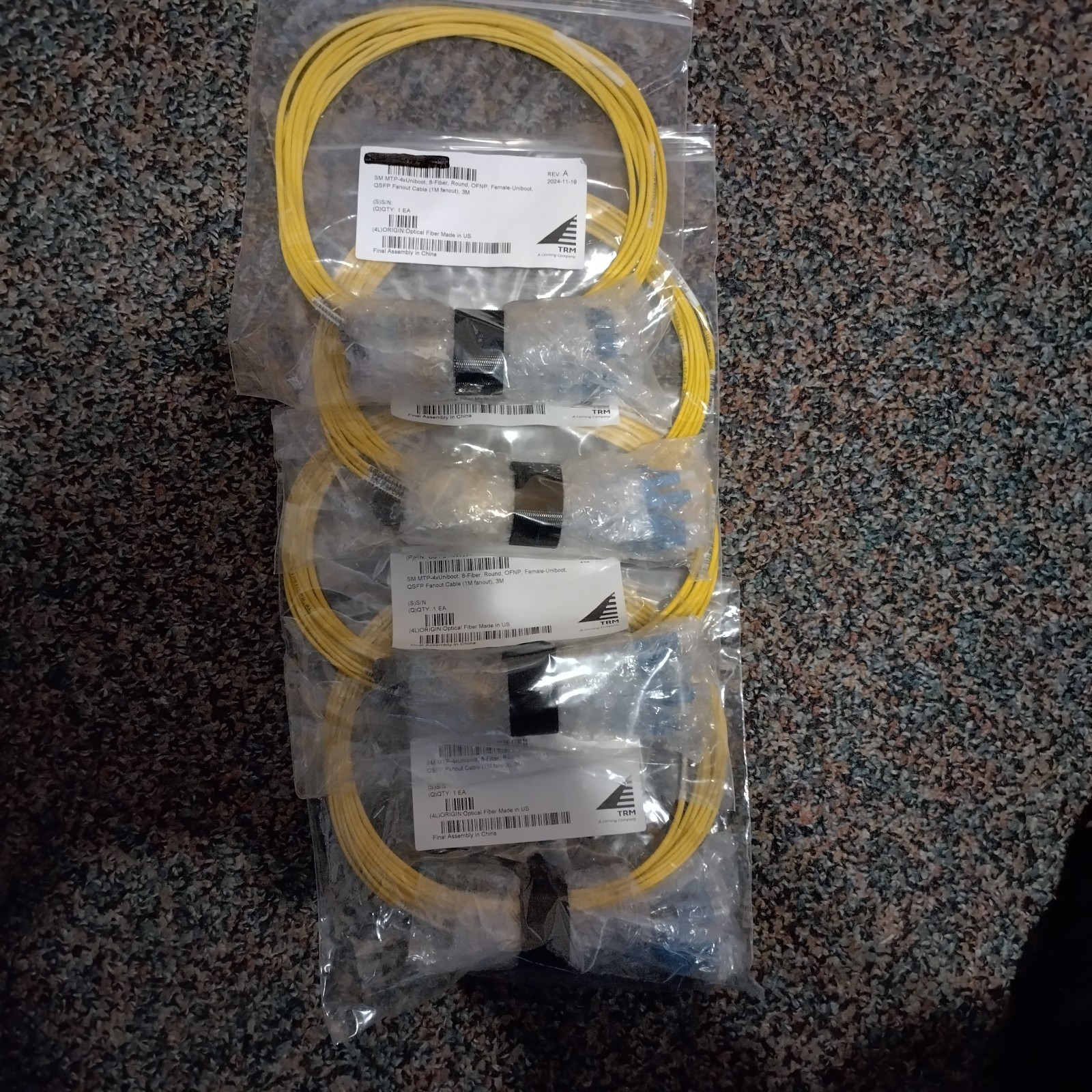 Single MTP-4x Uniboot 8-Fiber Round OFNP Female-Uniboot QSFP Fanout Cable