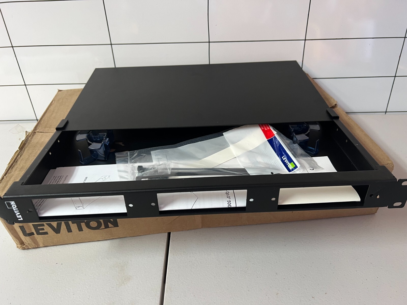 Fiber Enclosure Leviton 5R1UL-F03 1-Unit 500I Empty 3slots .36 fibers