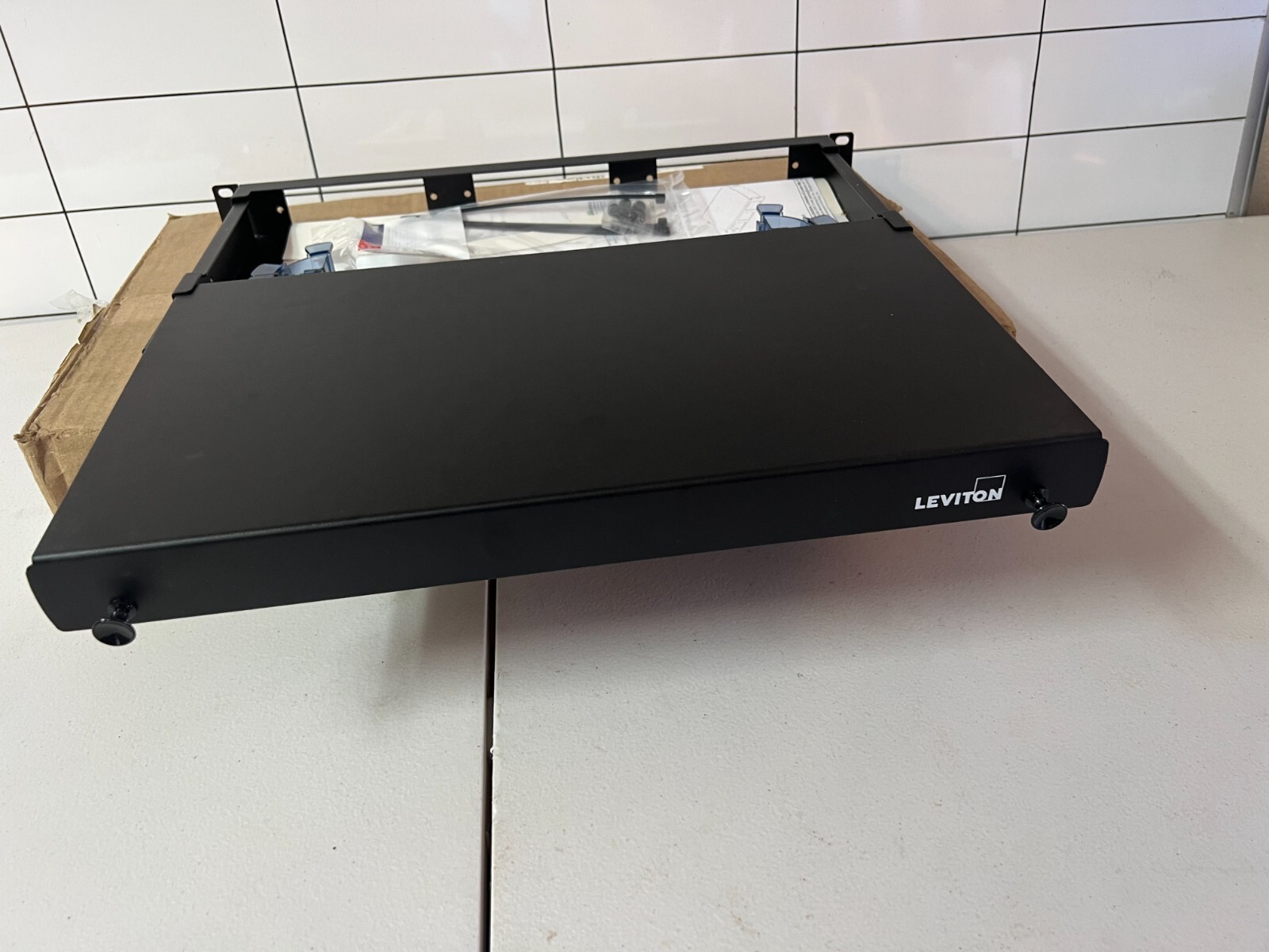 Fiber Enclosure Leviton 5R1UL-F03 1-Unit 500I Empty 3slots .36 fibers