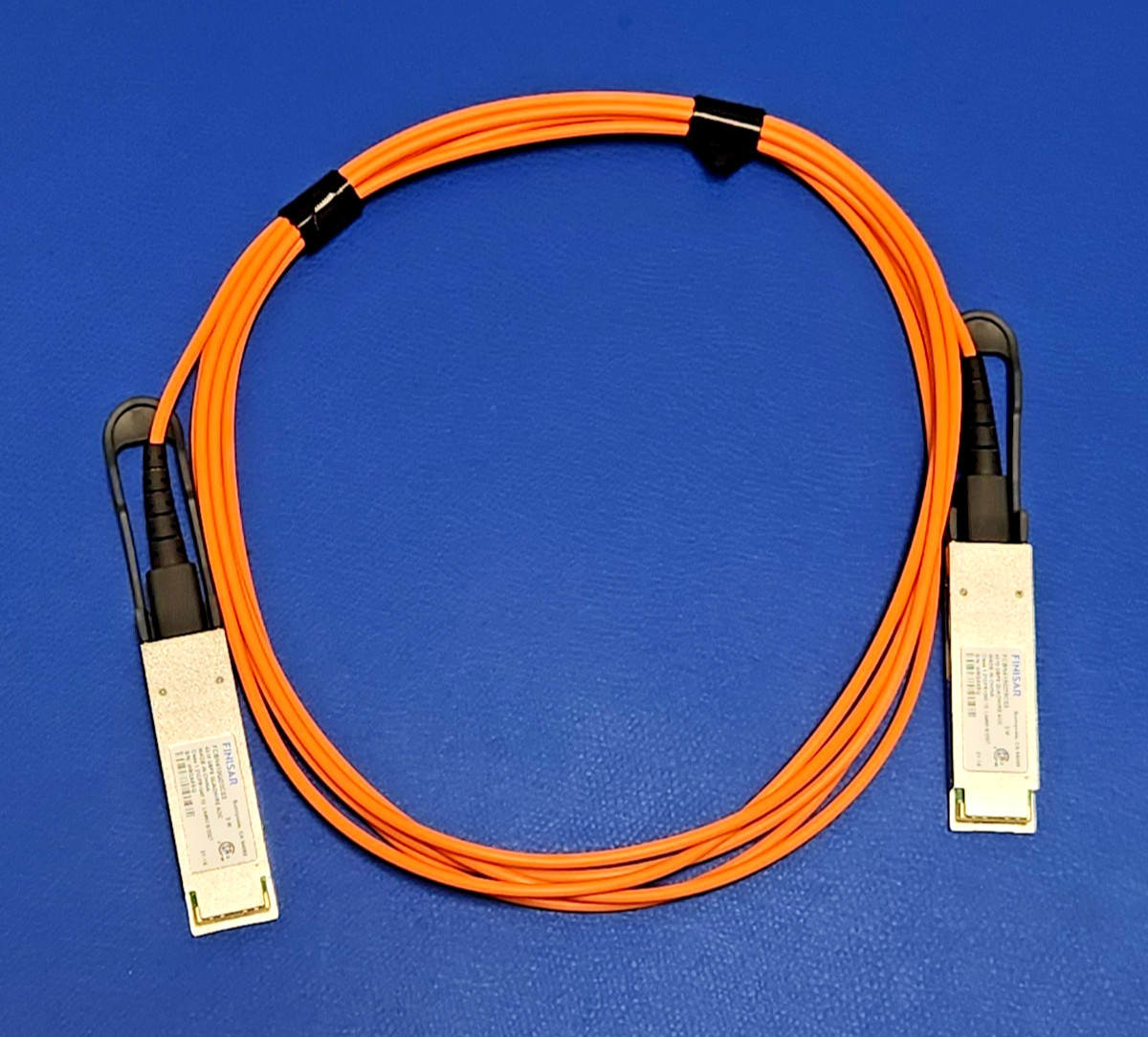 Finisar 3m 40Gbps QSFP+ Active Optical Cable FCBN410QD3C03 3m Cisco compatible