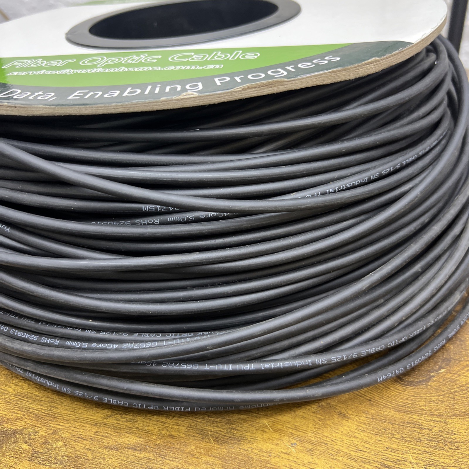 250 Meters 4 Core Industrial TPU Outdoor Armored Fiber Optic Cable