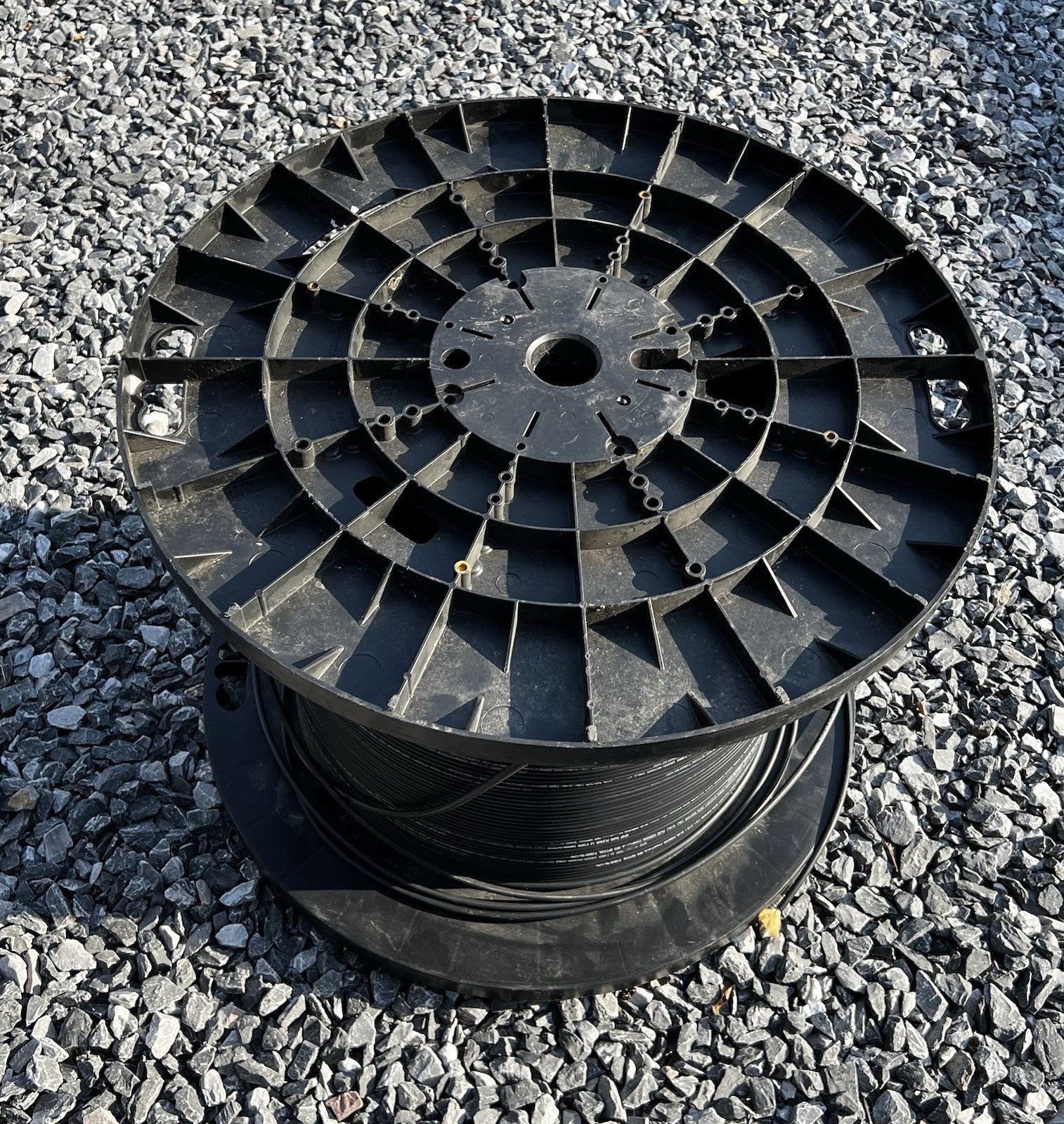 Corning 12 Fiber 50/125 Multimode OM3 Indoor/Outdoor Optic Cable Black 838 Feet