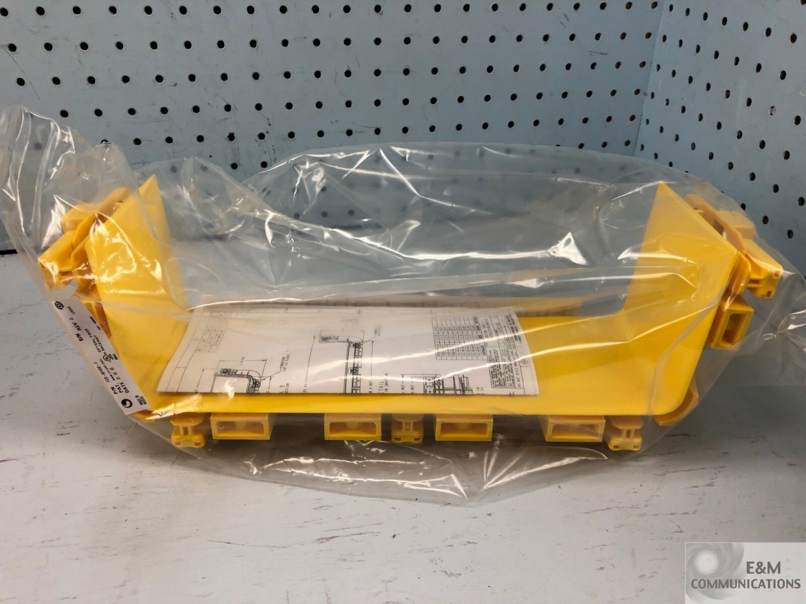 NEW FGS-MFAW-F ADC COMMSCOPE FIBERGUIDE 4″ H X 12″ W SNAP-FIT JUNCTION YELLOW