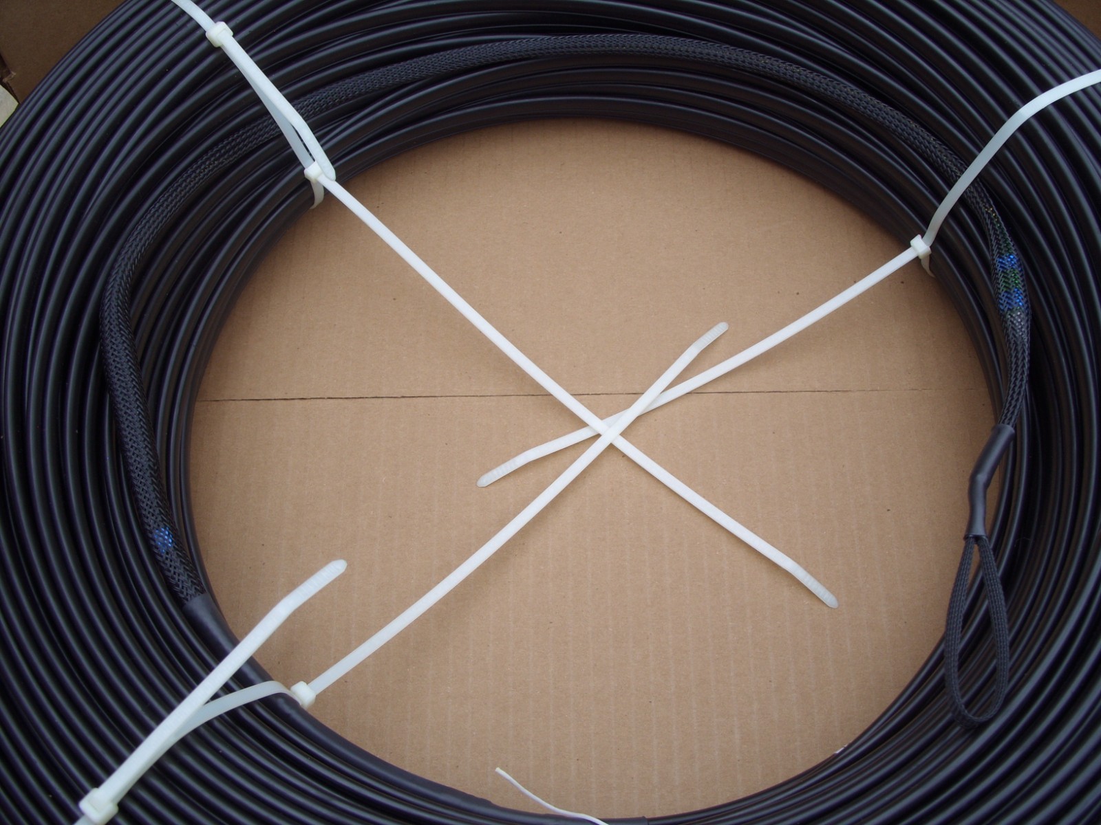 COMMSCOPE SINGLE STRAND LOCATABLE FIBER OPTIC DROP CABLE 900ft SC CONNECTORS