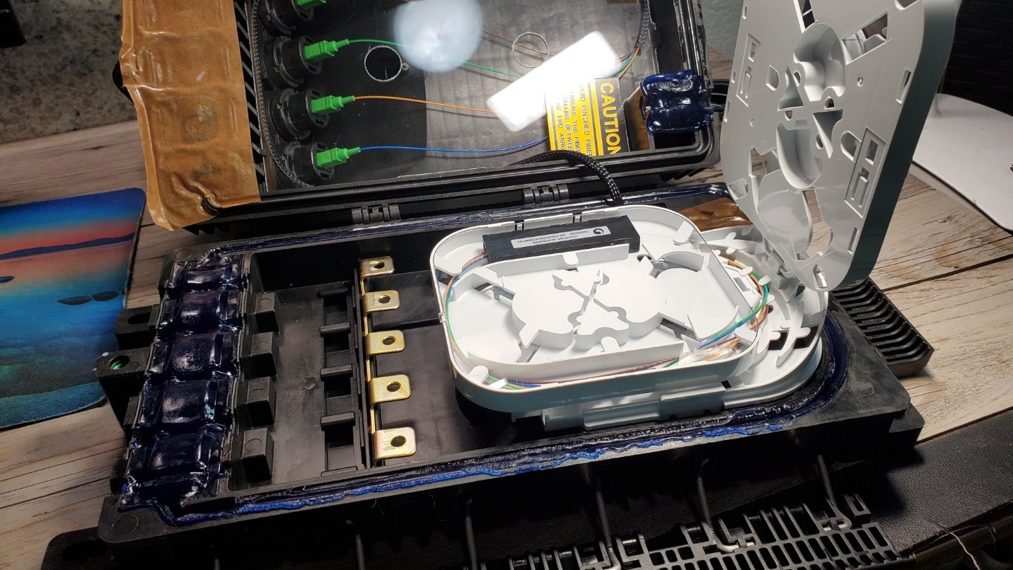 CommScope Fiber Optic Mini-OTE 300 Enclosure 760256493 1X4 Splitter OCC1P-10400