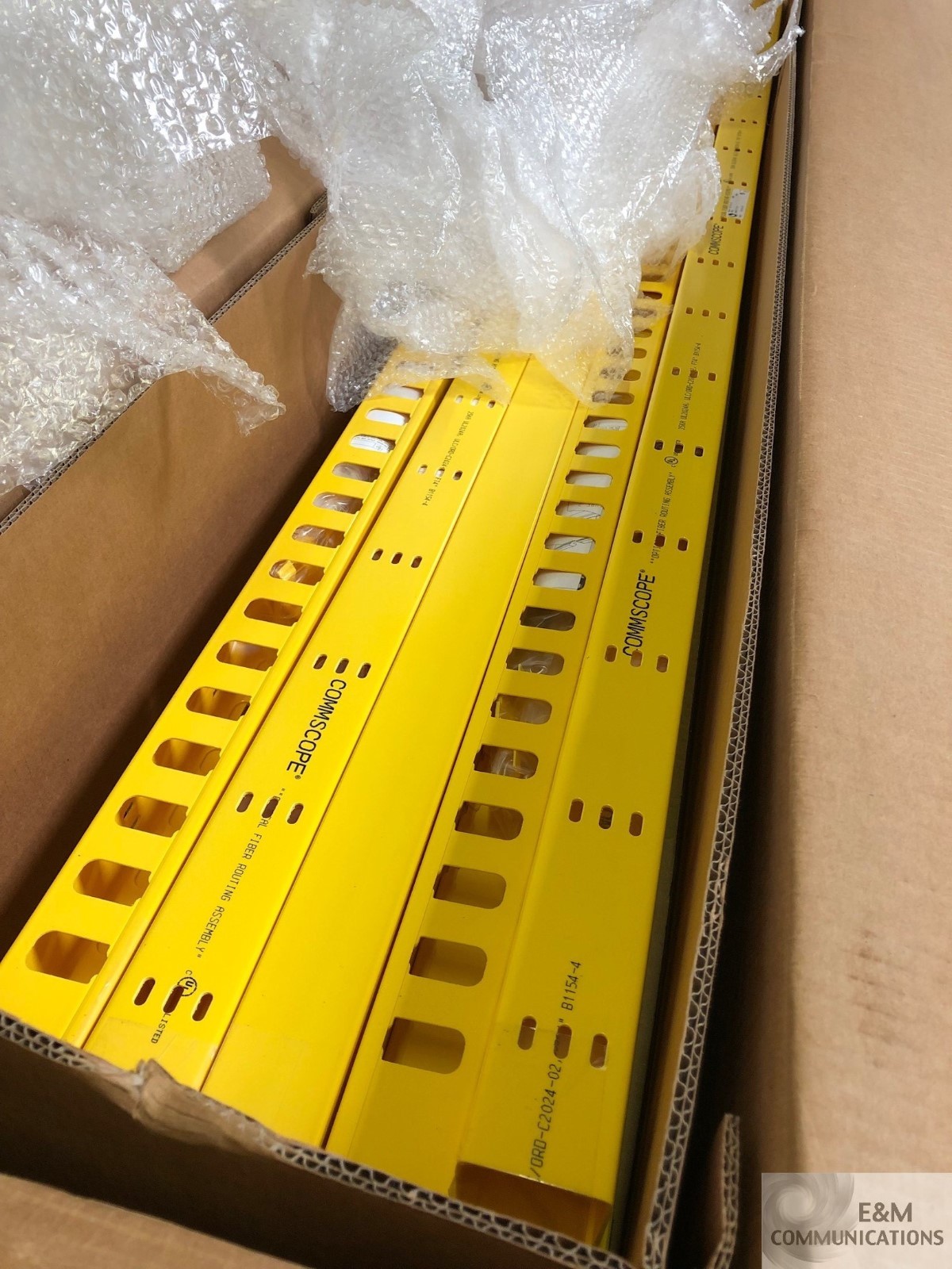 NEW FGS-KTW1-CA ADC TE COMMSCOPE 2×2 VERTICAL 1.5″ SLOTTED DUCT KIT 6 FT YELLOW