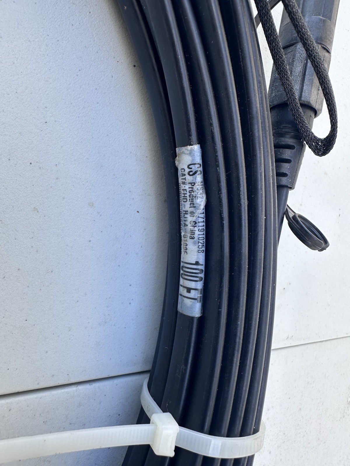 COMMSCOPE SINGLE STRAND LOCATABLE FIBER OPTIC DROP CABLE 100ft SC CONNECTORS