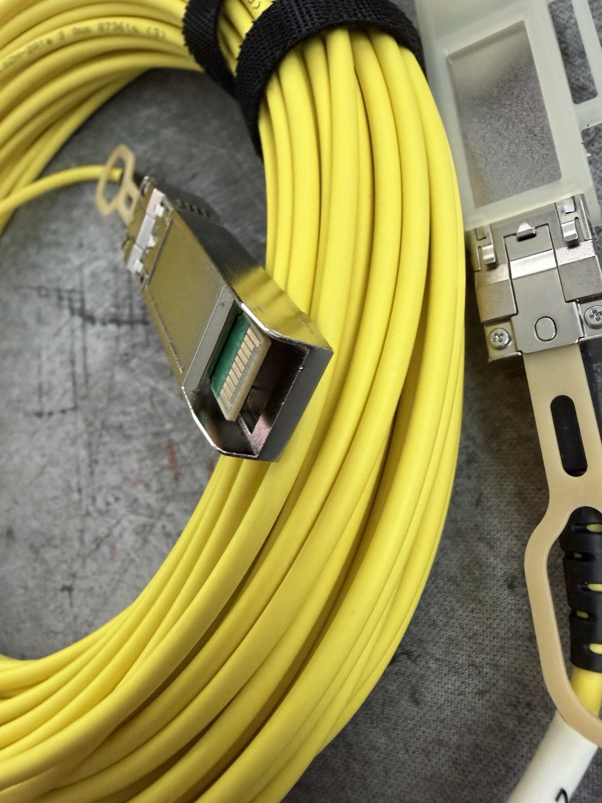 25G SFP28 AOC 20m 850nm MMF Active Optical Fiber Cable Yellow with Transceiver
